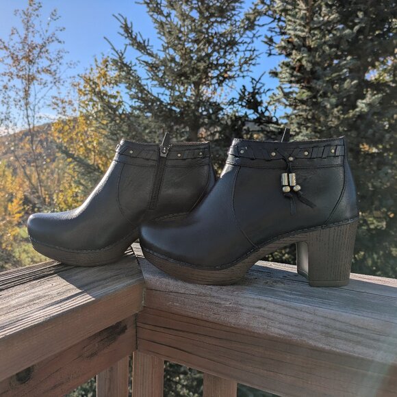 Like New Dansko Dabney Black Leather Ankle Boots size 38 / 7.5 - Picture 2 of 8